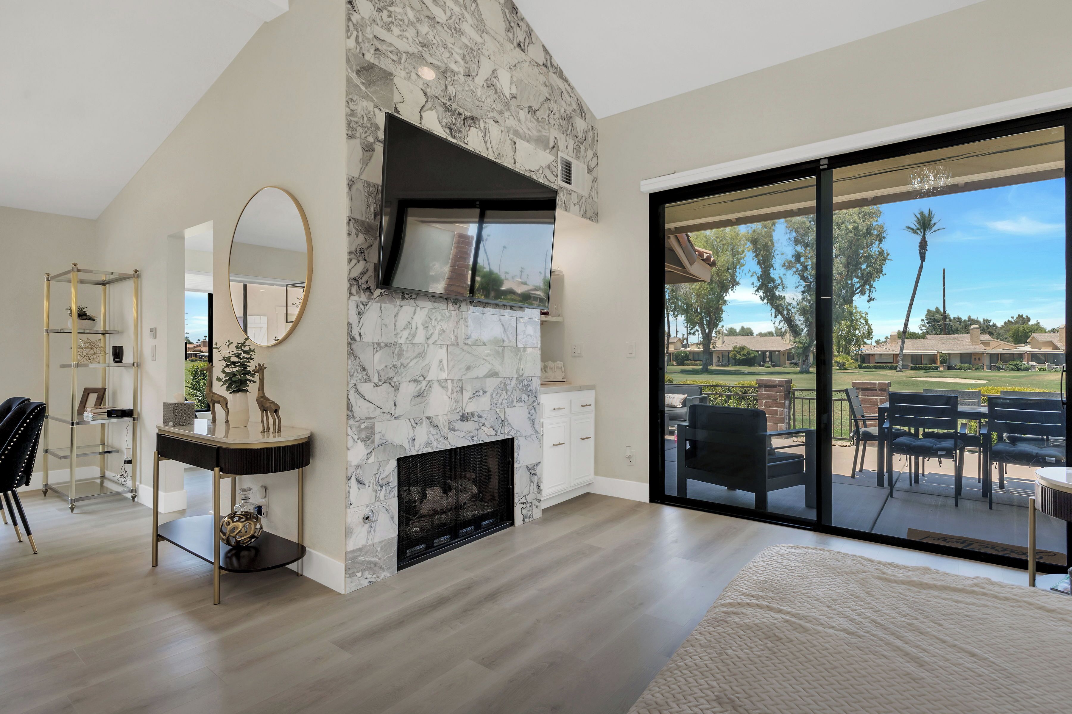 3 slaapkamers, een bureau, een strijkplank/strijkijzer, reisbedje