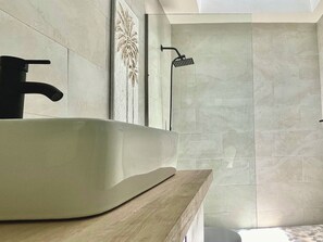 Douche, sèche-cheveux, serviettes fournies, savon