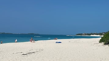 Camastros y toallas de playa