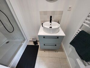 Shower, hair dryer, towels, soap - Proche Centre Ville, Appartement Pour 6 Voyageurs Comprenant 3 Suites (Châlons-en-Champagne)