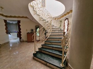 المنشأة من الداخل