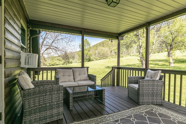 Property grounds - Creekside Cabin - Watkins Glen, Corning, Finger Lakes with Hot Tub (Corning)