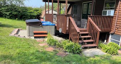 Creekside Cabin - Watkins Glen, Corning, Finger Lakes with Hot Tub