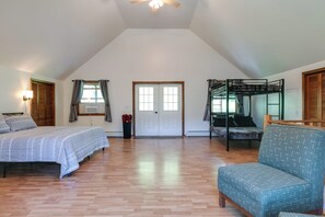 1 bedroom, free WiFi, bed sheets - Creekside Cabin - Watkins Glen, Corning, Finger Lakes with Hot Tub (Corning)