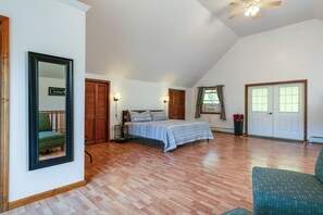 1 bedroom, free WiFi, bed sheets - Creekside Cabin - Watkins Glen, Corning, Finger Lakes with Hot Tub (Corning)