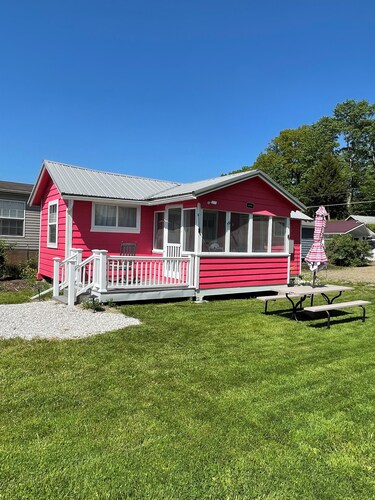 Cardinal Cottage: Cozy Rustic Lakefront Escape at The Pier, Perfect for 5!