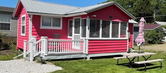 Cardinal Cottage: Cozy Rustic Lakefront Escape at The Pier, Perfect for 5!