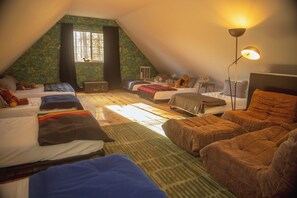 3 dormitoris, planxa i posts de planxar i un bressol de viatge 