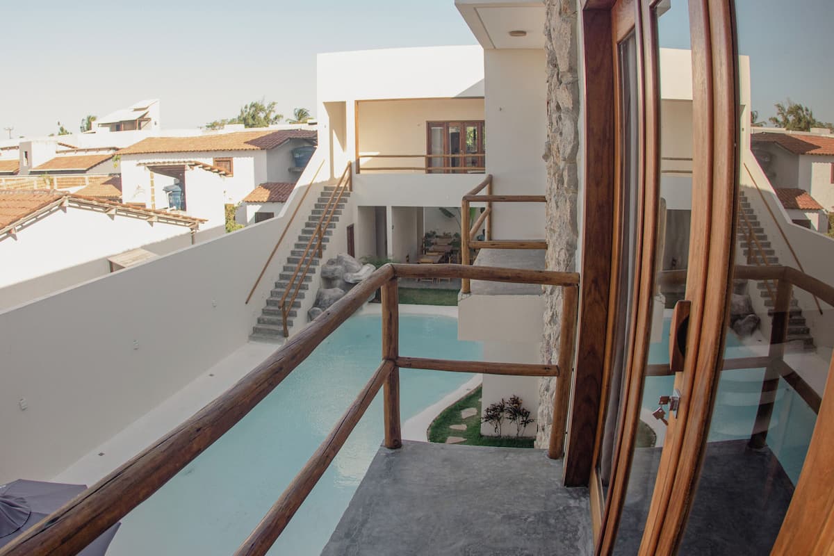 Ein modernes Gebäude mit Pool, Holelllaufgeländern und freiem Blick auf die Umgebung.