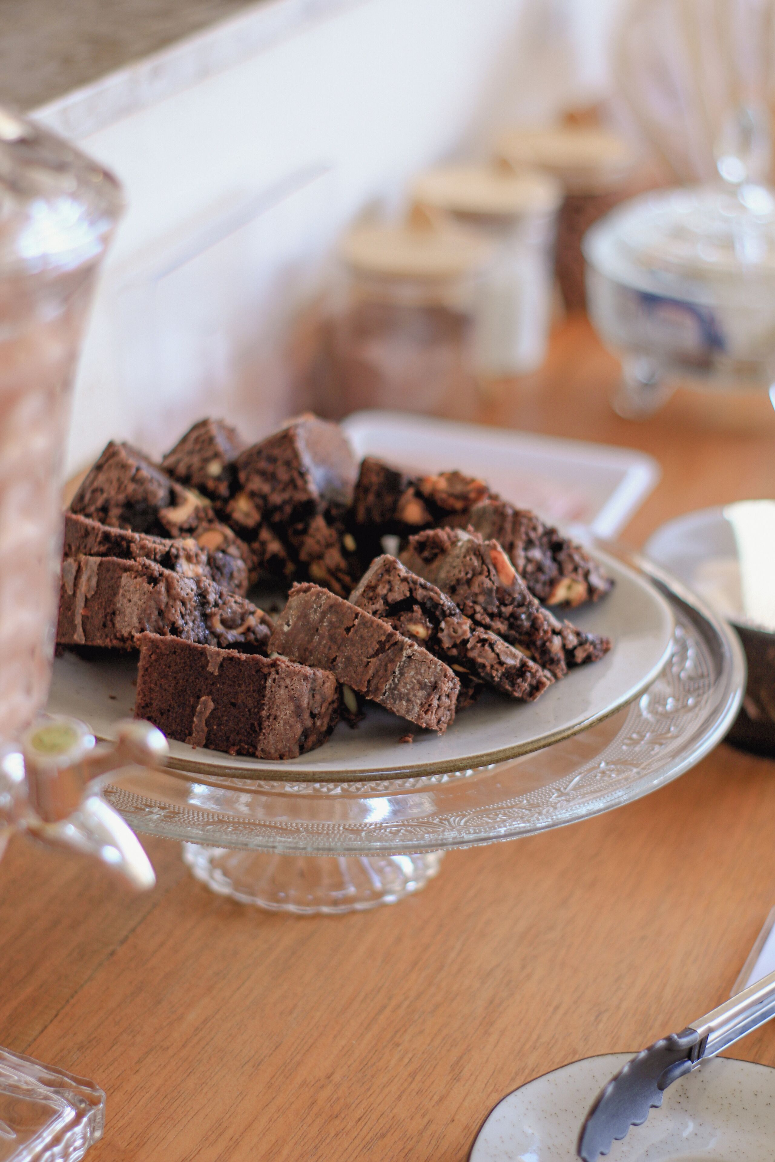 Un plato de brownies sobre una bandeja de vidrio.