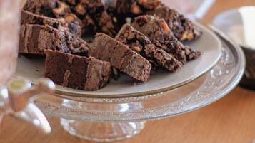 Un plato de brownies sobre una bandeja de vidrio.
