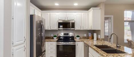 Kylskåp, mikrovågsugn, ugn och spishäll