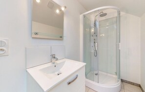 Shower, hair dryer - Cozy home in Neuilly le Vendin with WiFi (Neuilly le Vendin)