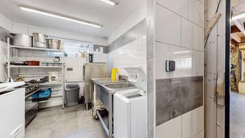 Een koelkast, een oven, een kookplaat, een vaatwasser