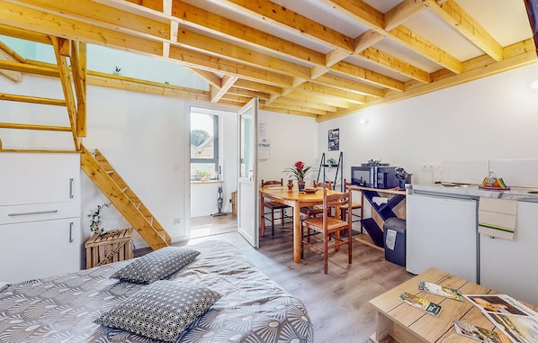 6 bedrooms, travel cot, free WiFi, bed sheets