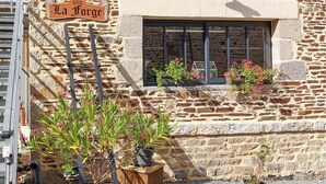 A stone building with a sign reading "La Forge". - Cozy home in Neuilly le Vendin with WiFi (Neuilly le Vendin)