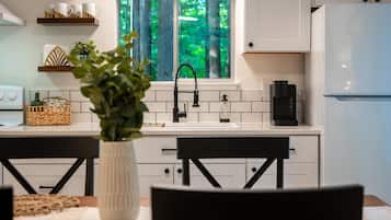 Geladeira, micro-ondas, fogão, cooktop