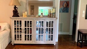 A room with a white cabinet, a lamp, and a painting on the wall. - 3 LITTLE BEARS DEN AT BEAR PAW
GREAT FAMILY VACATION HOME. EVERYTHING YOU NEED (Murphy)
