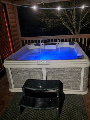 Outdoor spa tub - Cozy Cabin at Copperhill, Tn.
Fire Pit, Hot Tub, Nature Trails.....WOW (Copperhill)