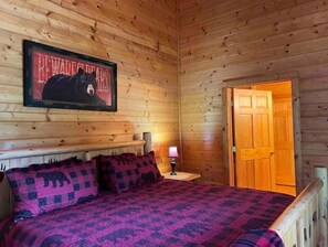2 bedrooms, desk, free WiFi, bed sheets - Cozy Cabin at Copperhill, Tn.
Fire Pit, Hot Tub, Nature Trails.....WOW (Copperhill)