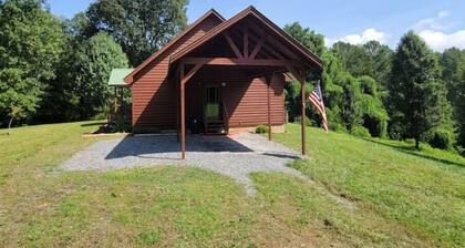 Cozy Cabin at Copperhill, Tn.
Fire Pit, Hot Tub, Nature Trails.....WOW