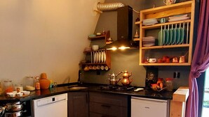 Deluxe-bungalow, 2 makuuhuonetta, jokinäköala | Yksityinen keittiö