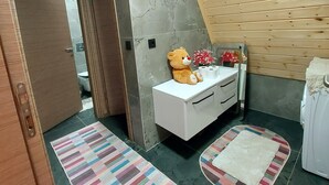Deluxe-bungalow, 2 makuuhuonetta, jokinäköala | Kylpyhuone