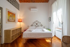 1 bedroom, iron/ironing board, internet, bed sheets