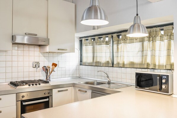 Microondas, horno, placa de cocina, lavavajillas