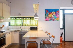 Microondas, horno, placa de cocina, lavavajillas