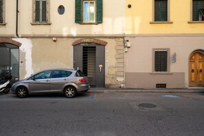 Exterior - GuestHost - Comfortable 55 sqm apartment, located on the ground floor of a renovated period building, for 4 people. The accommodation is located in a residential area, equipped with all the main services and well connected to the historic centre, which c (Firenze)