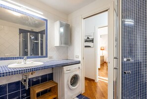 Douche, sèche-cheveux, bidet, serviettes fournies