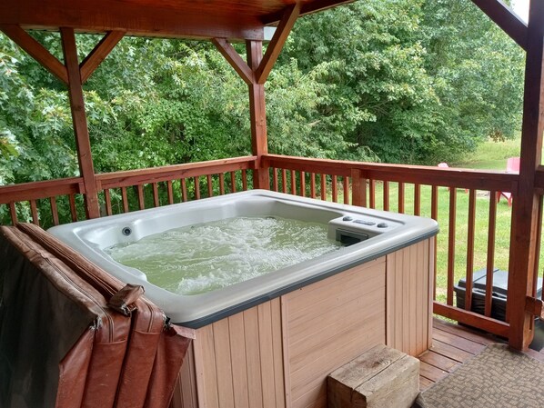 Outdoor spa tub