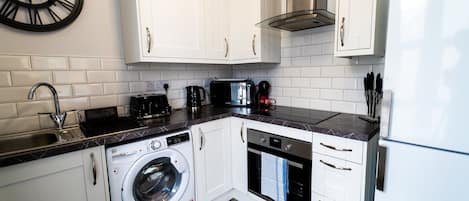 Een koelkast, een magnetron, een oven, een kookplaat