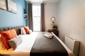 1 chambre, bureau, fer et planche à repasser, accès Internet