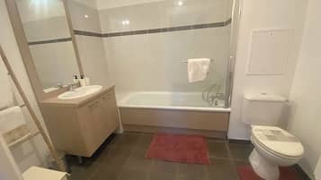 Een douche, een haardroger, handdoeken, zeep