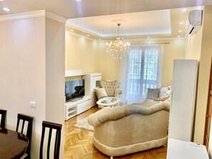 Luxury-Apartment | Wohnbereich | 52-Zoll-Flachbildfernseher mit Kabelempfang