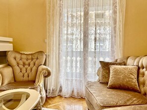 Luxury-Apartment | Wohnbereich | 52-Zoll-Flachbildfernseher mit Kabelempfang