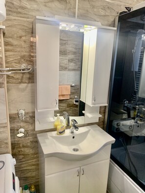 Shower, hydromassage showerhead, free toiletries, hair dryer - Belgrade heart of historical center (Belgrade)