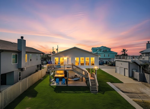 Sea Isle Bay Watch Canal Home Sleeps 8 Dog Friendly Great Fishing and Hot Tub. 