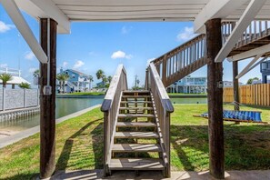 Property grounds - Sea Isle Bay Watch Canal Home Sleeps 8 Dog Friendly Great fishing w kayak launch (Galveston)