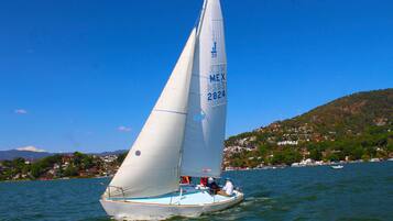 Un velero con vela blanca marcada con