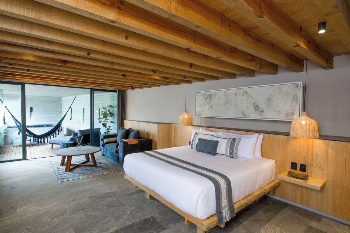 Premium Suite, King bed and Jacuzzi | 1 間臥室、高級寢具、羽絨被、舒適加層