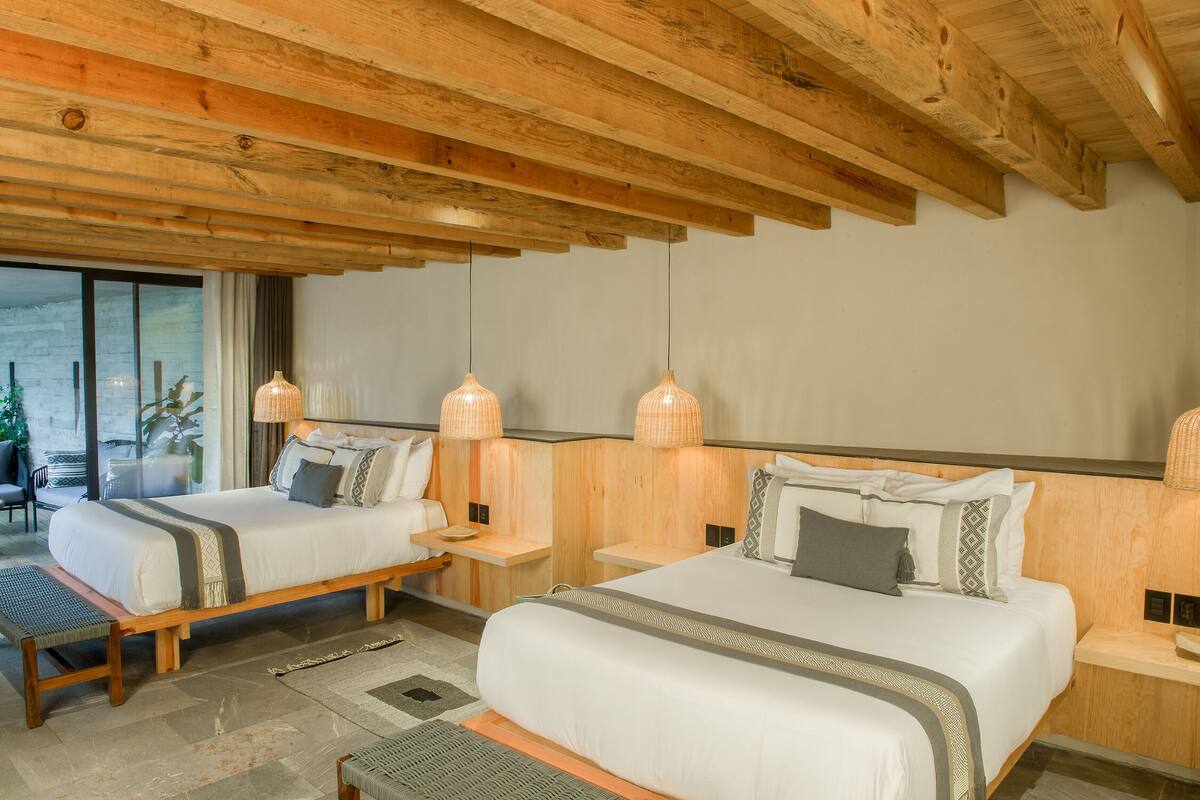 Suite Deluxe, 2 Queen beds and Jacuzzi | 1 間臥室、高級寢具、羽絨被、舒適加層