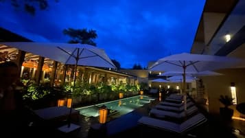 Hồ bơi ngoài trời, mở cửa từ 8:00 đến 22:00, dù/ô trên bãi biển/hồ bơi