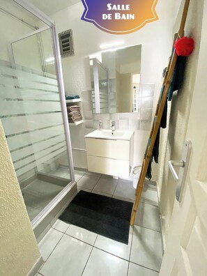 Haartrockner, Handtücher, Toilettenpapier