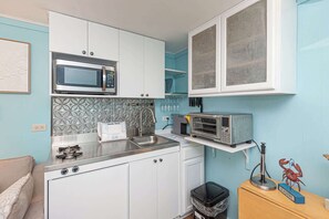 Fridge, microwave, stovetop, coffee/tea maker - Jolly Judlee 1BR 1BA Bayside Renovated Efficiency (Ocean City)