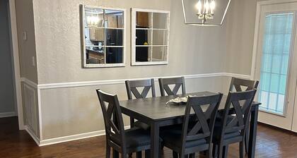 "The Country Escape" Minutes from USM and Downtown activities!