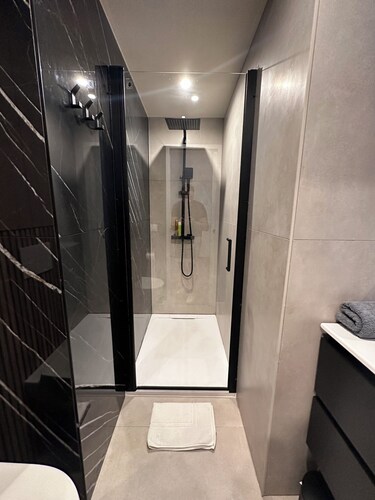 Appartement Contemporain Rénové Entre Terre et mer Avec Piscine