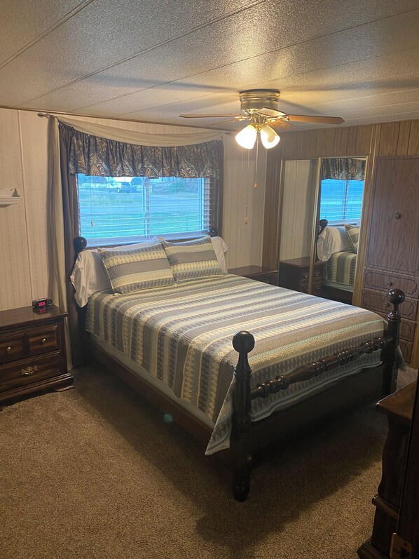 4 bedrooms, iron/ironing board, WiFi, bed sheets